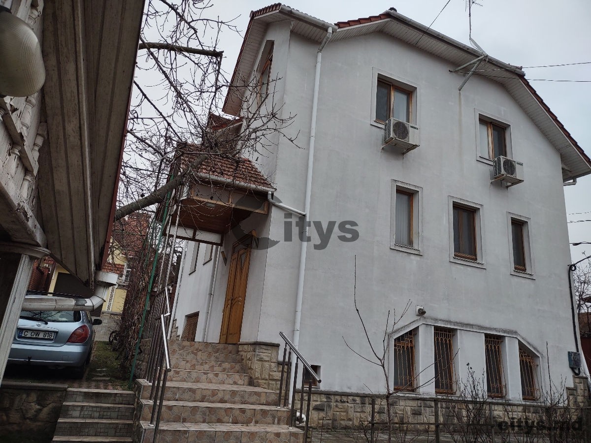 Vand 2 case cu un teren de 670 mp la Buiukani, nu departe de centrul orasului. photo 1