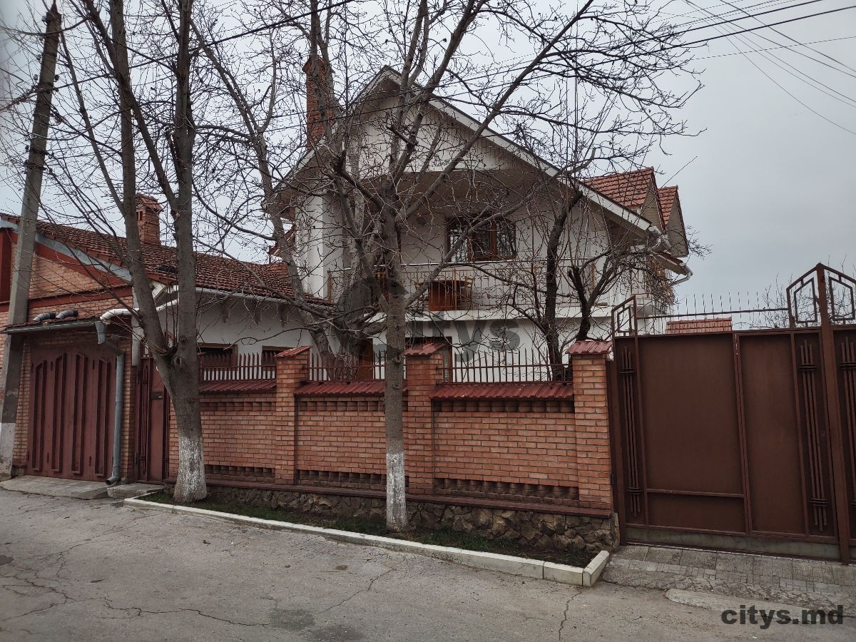 Vand 2 case cu un teren de 670 mp la Buiukani, nu departe de centrul orasului. photo 0