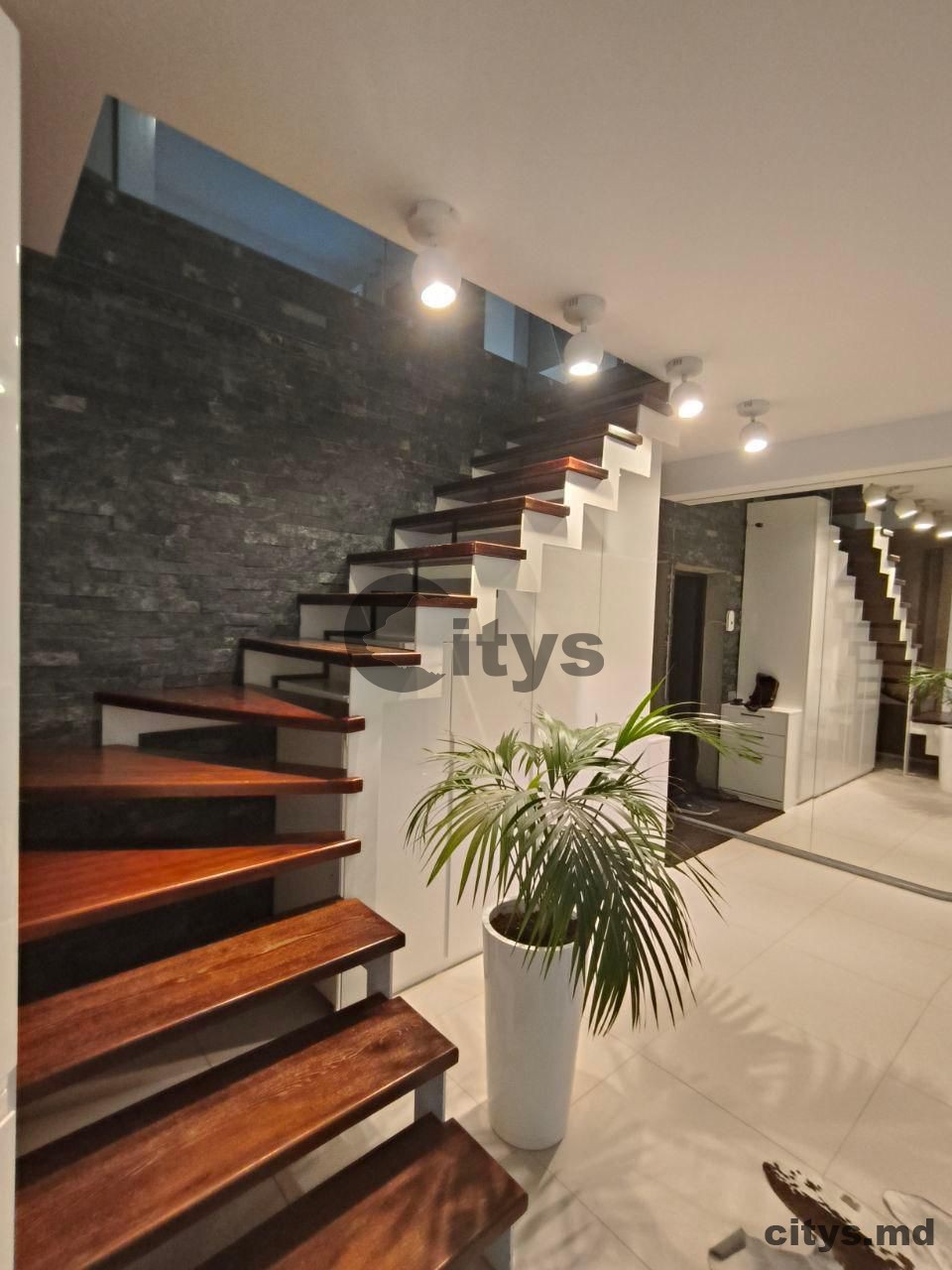 Chirie-Apartament cu 3 camere, 85m², Buiucani.str.Vasile Lupu photo 10 - citys.md Chirie-Apartament cu 3 camere, 85m², Buiucani.str.Vasile Lupu photo 9