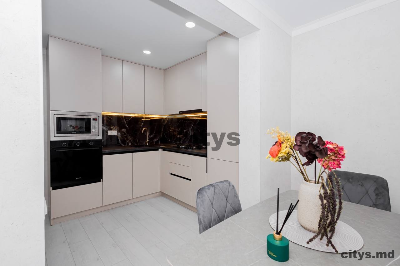 Apartament cu 3 camere, 66m², Cuza Voda photo 0