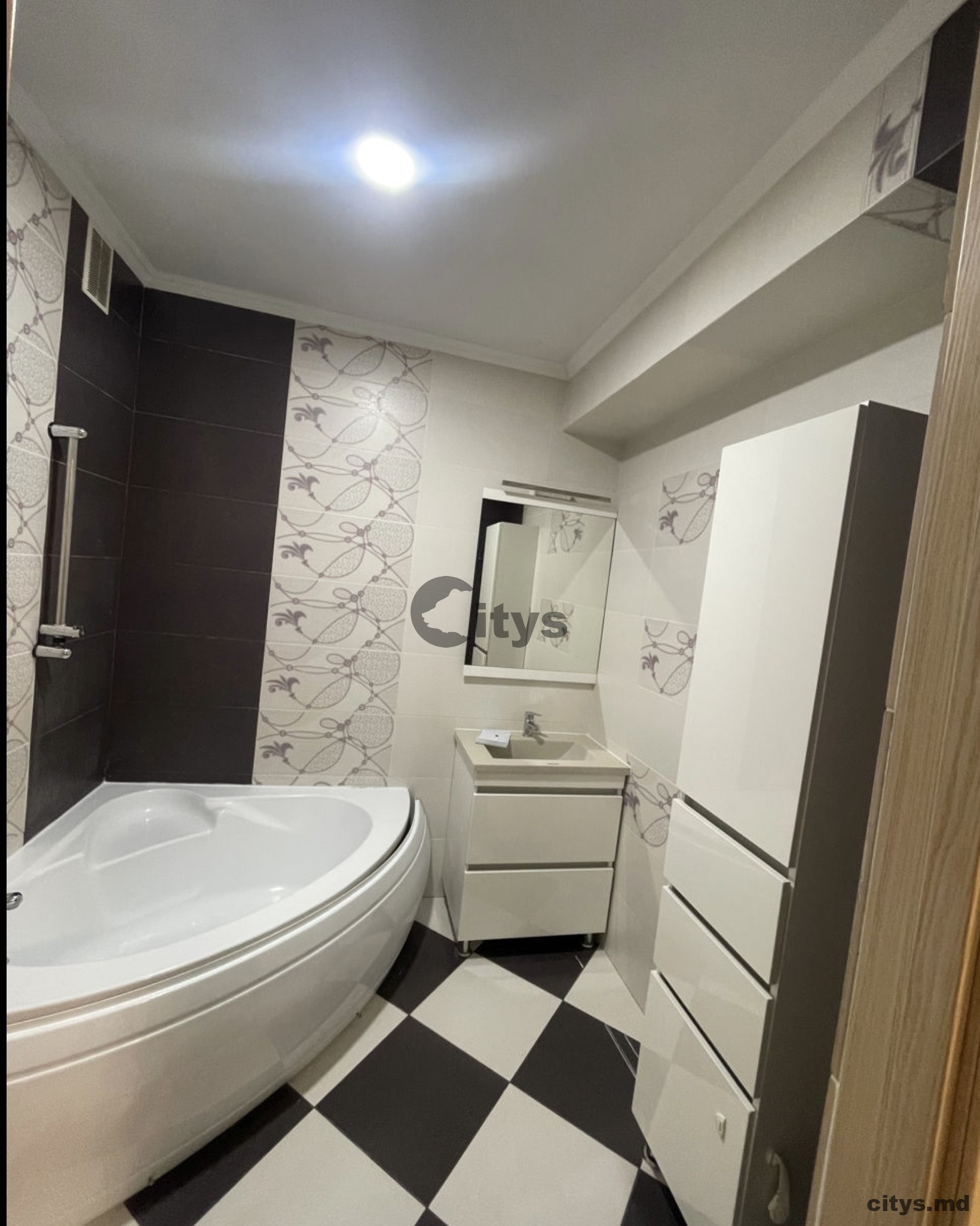 Chirie-Apartament cu 2 camere, 70m², Buiucani,Alba-Iulia photo 5 - citys.md Chirie-Apartament cu 2 camere, 70m², Buiucani,Alba-Iulia photo 4