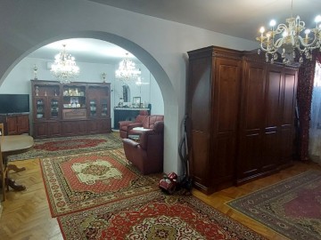 Casă cu 3 nivele, 365m², Floresti photo