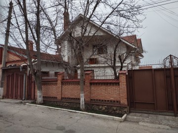 Vand 2 case cu un teren de 670 mp la Buiukani, nu departe de centrul orasului. photo